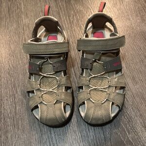 Teva Forebay sandals size 8